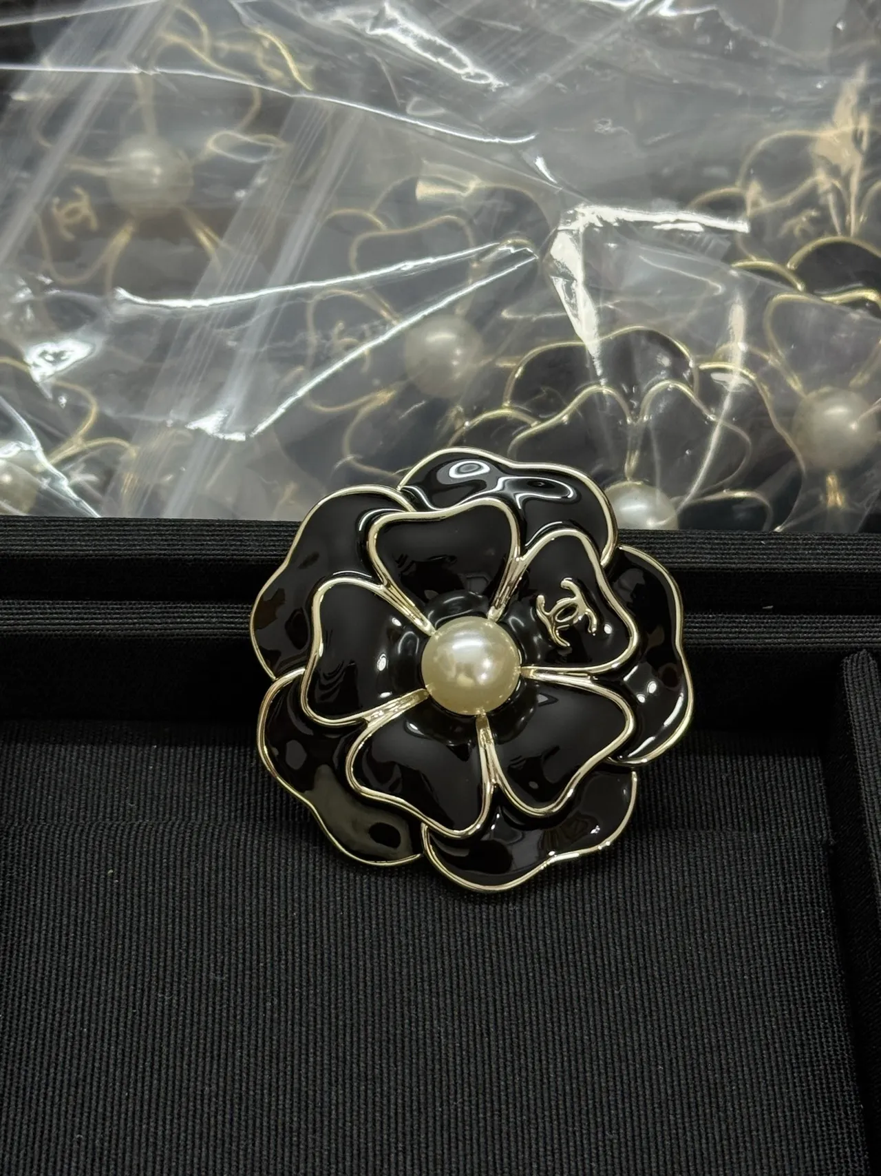 Chanel Broche Camélia Esmalte Preto Pérola Centro Broche 2