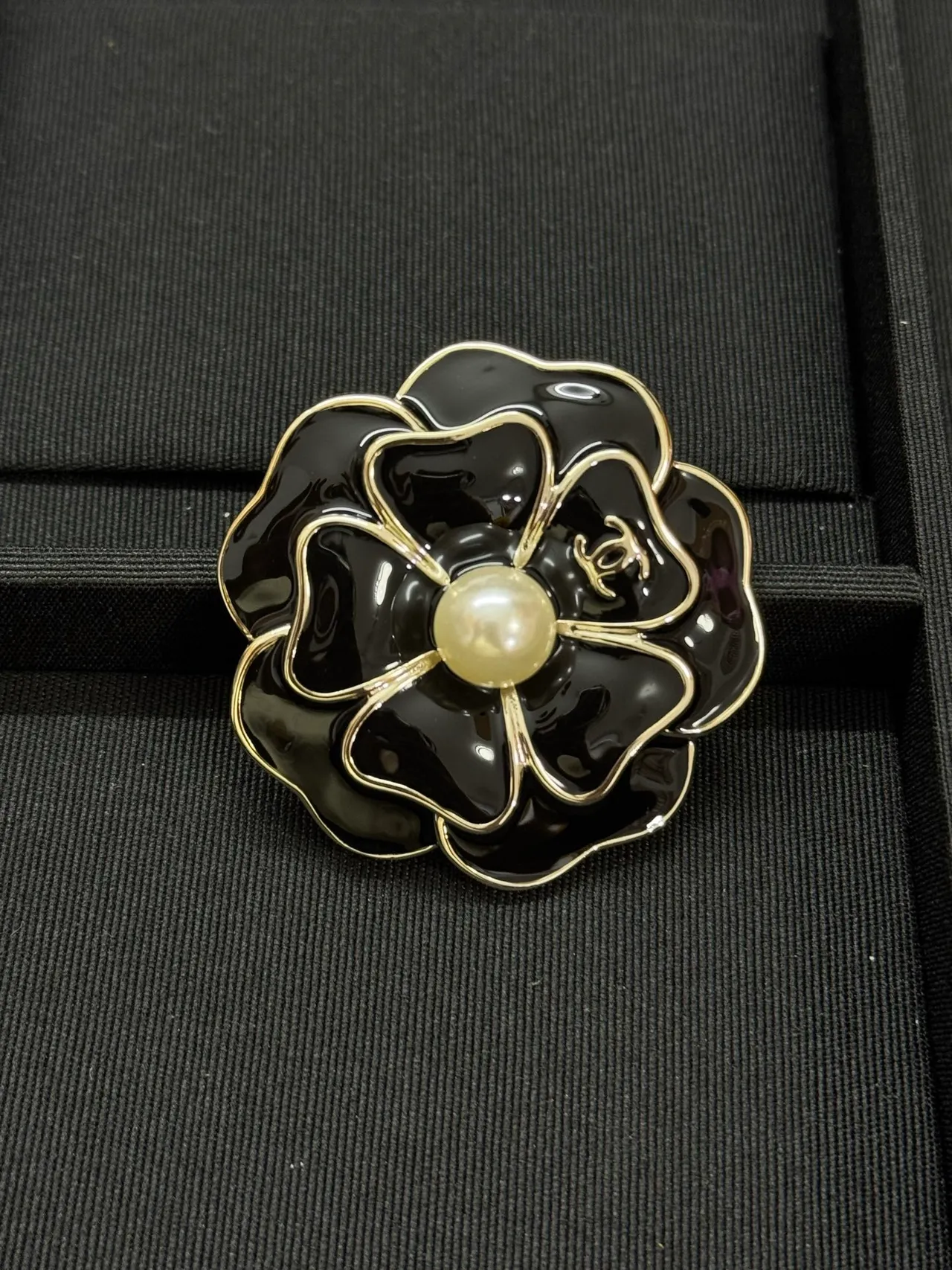 Chanel Broche Camélia Esmalte Preto Pérola Centro Broche 3