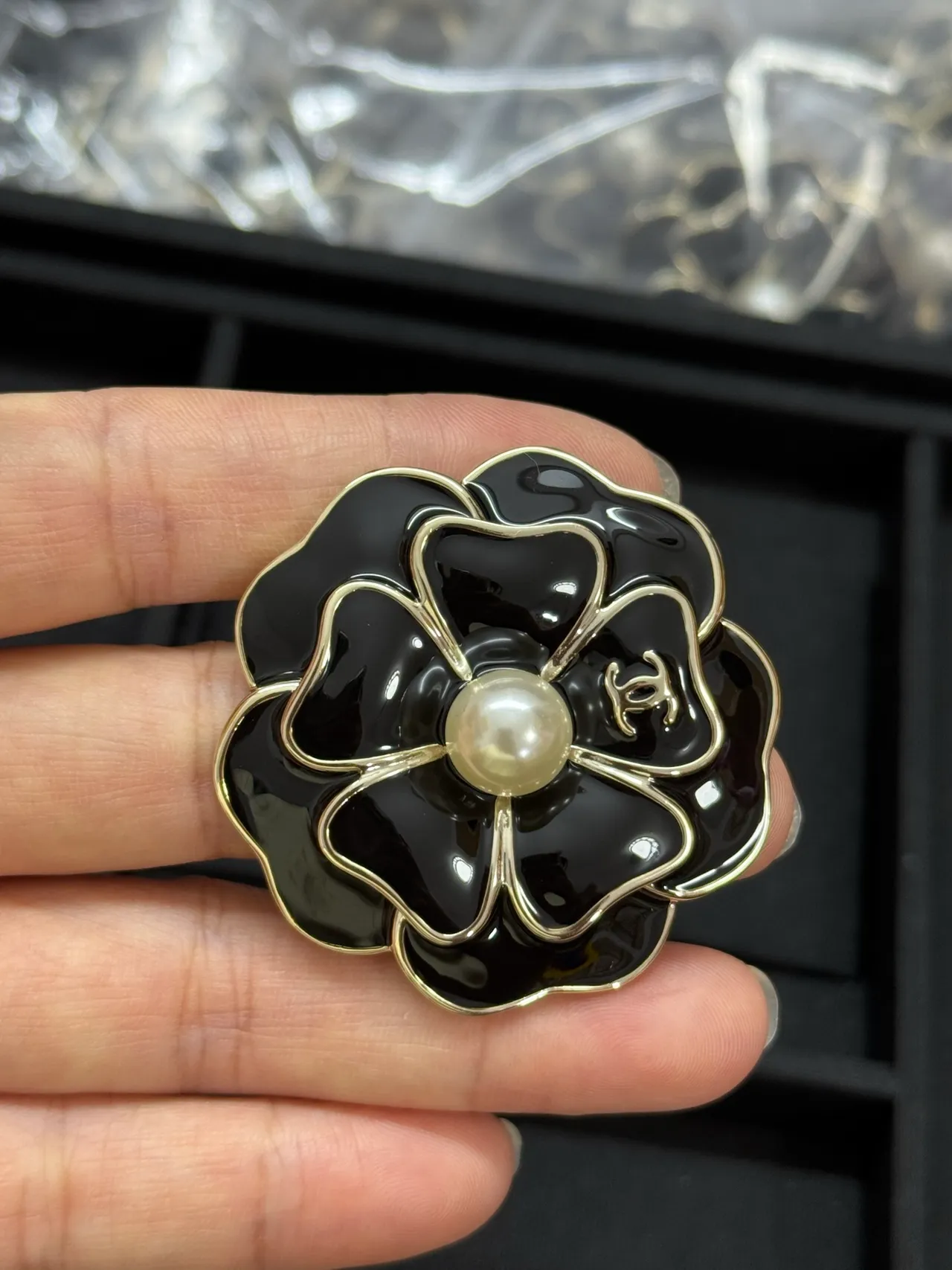 Chanel Broche Camélia Esmalte Preto Pérola Centro Broche 4