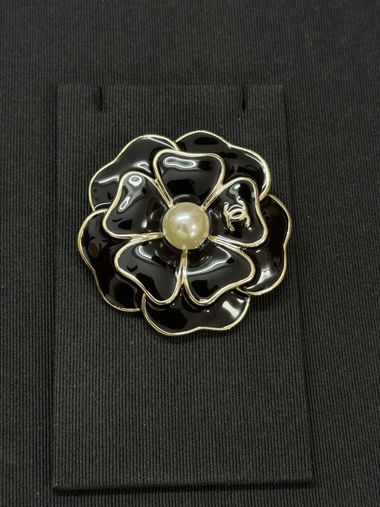Chanel Broche Camélia Esmalte Preto Pérola Centro Broche 5