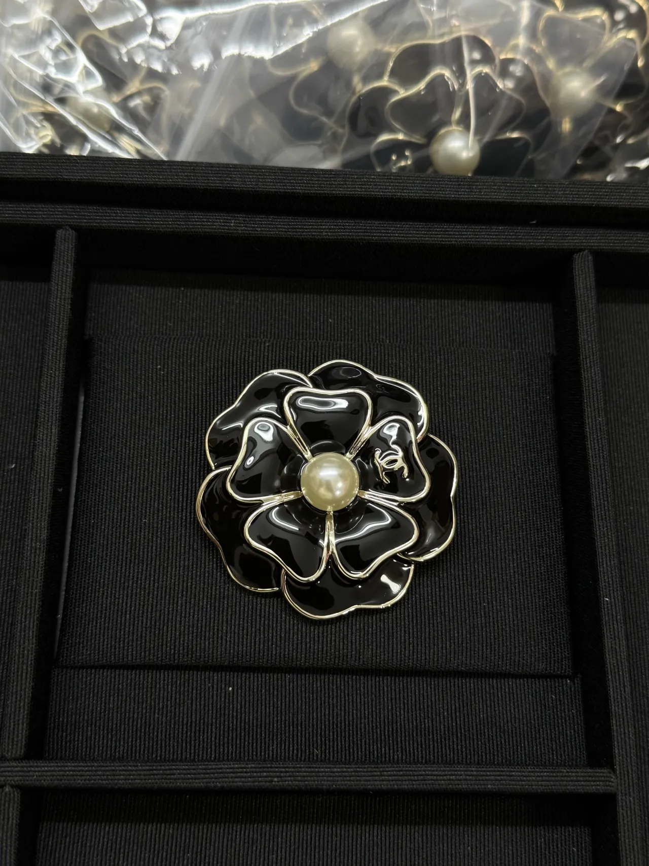 Chanel Broche Camélia Esmalte Preto Pérola Centro Broche 6