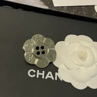 Chanel Camellia बटन ब्रोच चांदी और सफेद ब्रोच