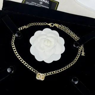 Chanel Camellia & CC سلسلة ذهبية بيضاء مغطاة بالكريستال قلادة