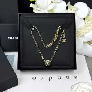 Chanel Camellia قلادة أسود وذهبي