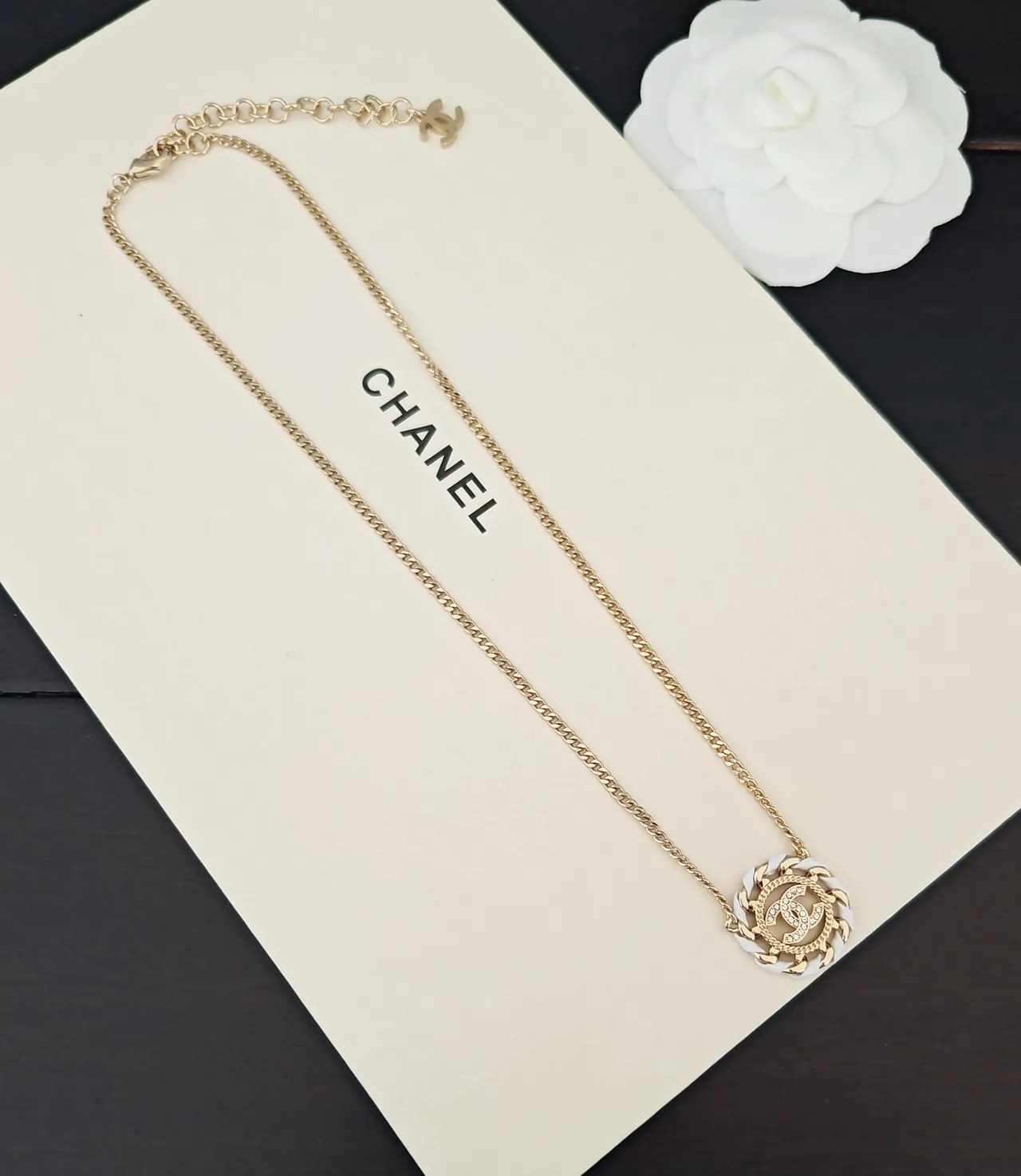 Chanel Camellia Necklace ton doré blanc céramique interlocking CC Logo collier 2