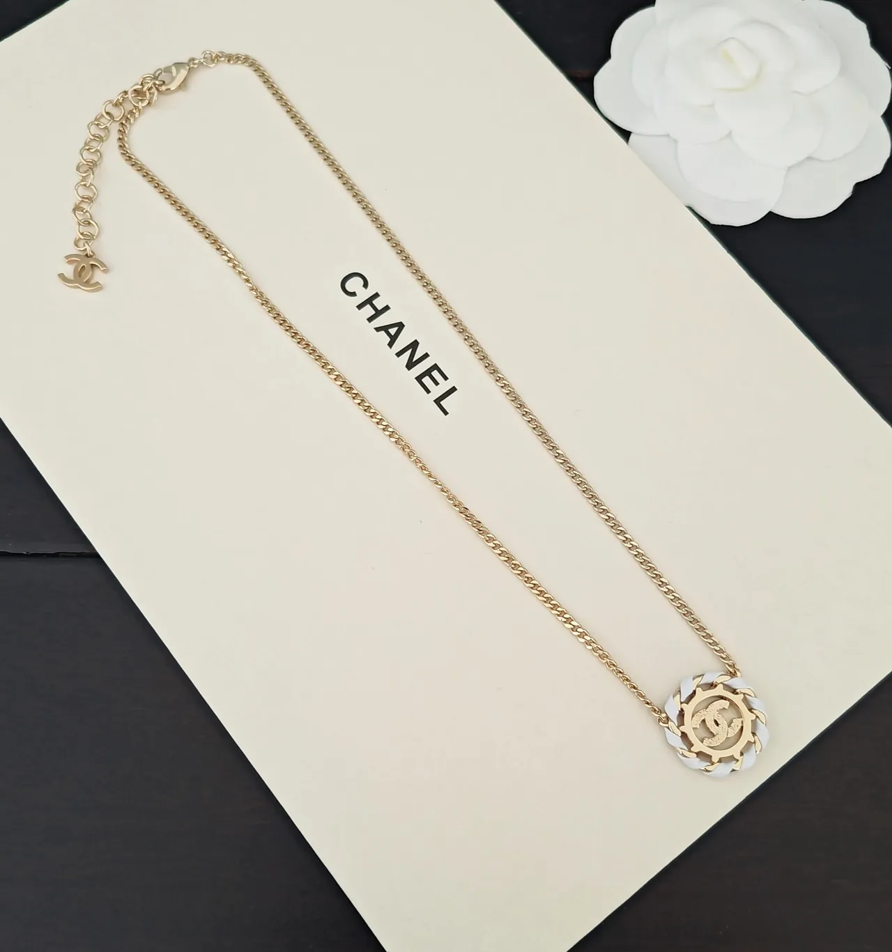 Chanel Camellia Necklace ton doré blanc céramique interlocking CC Logo collier 3
