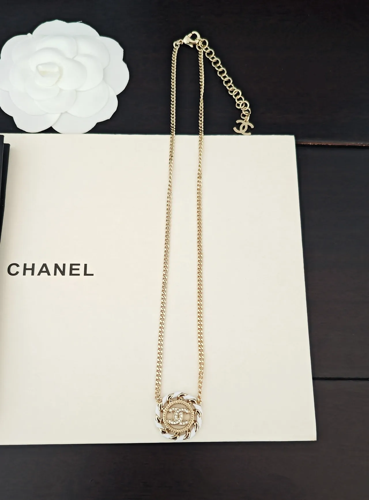 Chanel Camellia Necklace ton doré blanc céramique interlocking CC Logo collier 5