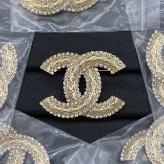 चैनल CC सोने के रंग का क्रिस्टल एन्क्रस्टेड ऑर्नेट फिलिग्री ब्रोच