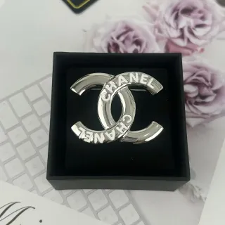 Chanel CC ब्रोच चमकदार चांदी टोन धातु