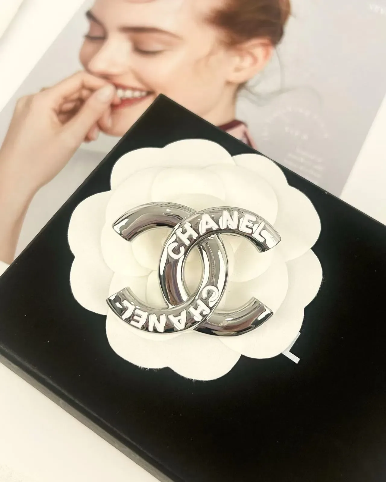 Chanel CC ब्रोच चमकदार चांदी टोन धातु 5