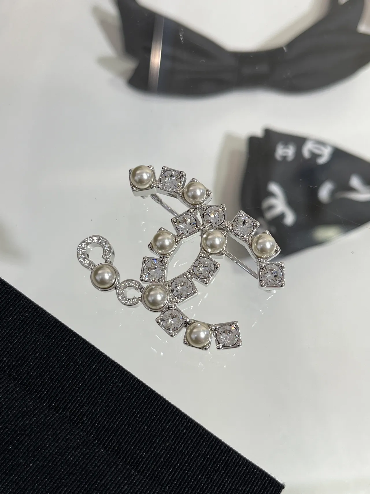 Chanel CC Brooch Silver White Interlocking Motif Cultured Pearls Brooch 6