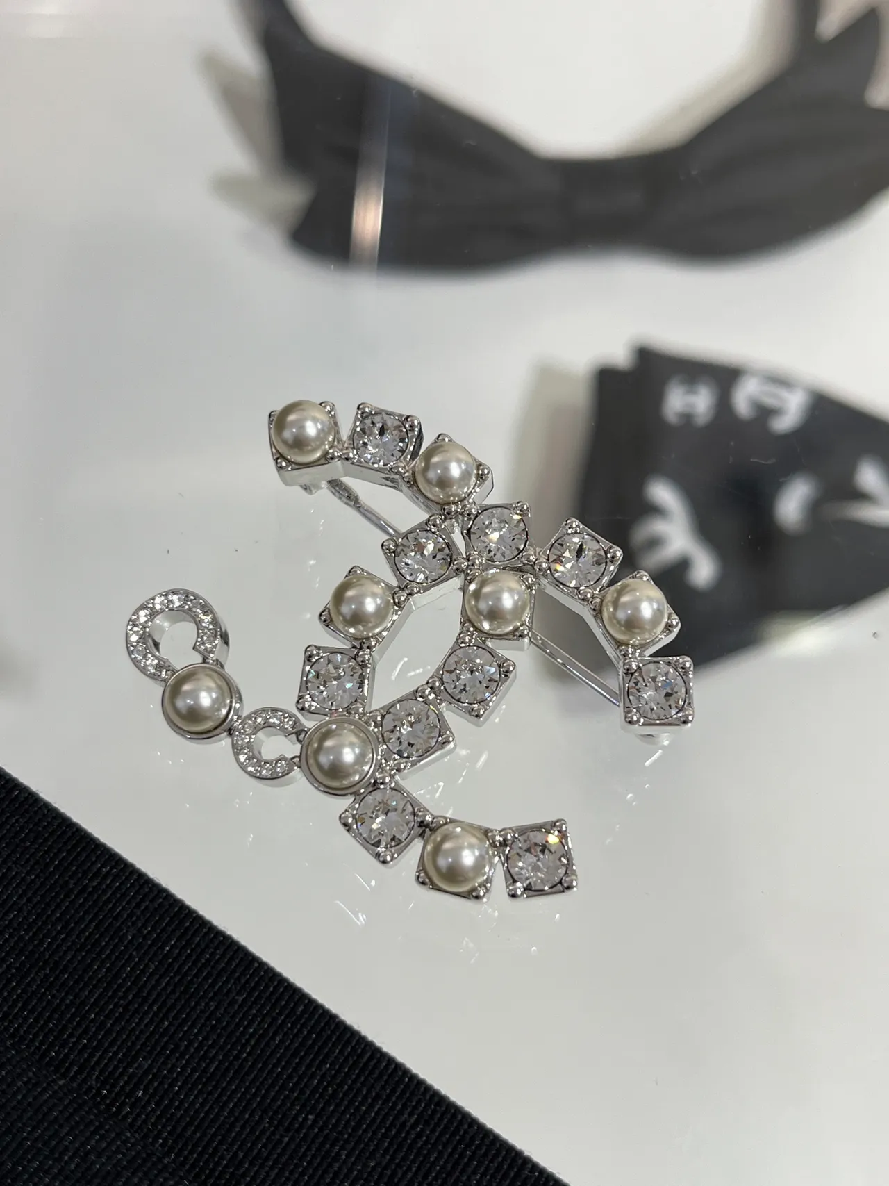 Chanel CC Brooch Silver White Interlocking Motif Cultured Pearls Brooch 7