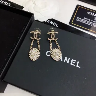 Chanel CC أقراط تتدلى ذهبية بيج معدنية محاطة بحواف بلورية