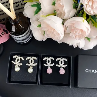 Chanel CC ড্রপ সাদা গোলাপি ক্রিস্টাল-পেভে ইন্টারলকিং মোটিফ ড্যাঙ্গলিং গোলাকার জেমস্টোন ইয়াররিংস