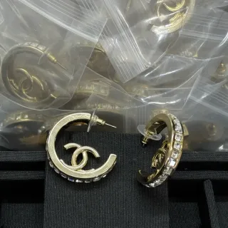 Chanel CC أقراط حلقية مزينة بالكريستال بلون ذهبي