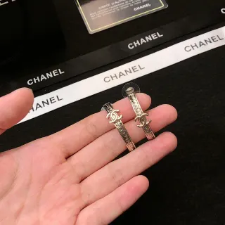 أقراط Chanel CC حلقة ذهبي أسود معدني Interlocking Logo