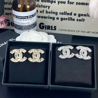 أقراط شانيل CC لوجو فضي ذهبي Interlocking Pavé كريستال تزيين