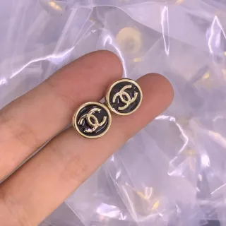 Chanel CC Logo Stud أسود وذهبي دائري مينا وجه أساور