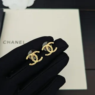 Chanel CC Logo Stud ذهبي أسود Interlocking أقراط