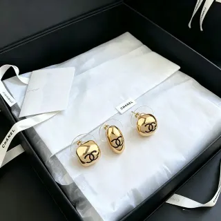 Chanel CC Logo Stud সোনালি কালো ধাতব ভাস্কর্যাত্মক কানের দুল