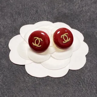 Chanel CC Logo Stud أقراط أحمر ذهبي براق مينا متشابك