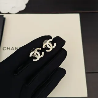 Chanel CC لوجو أقراط أبيض مينا ذهبي