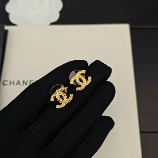 Chanel CC Logo أقراط دبوس منسوجة بلون ذهبي