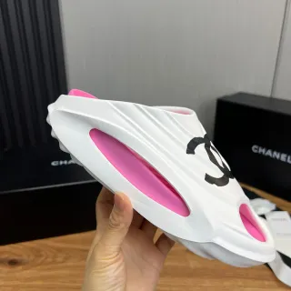 Chanel CC Slide أبيض ووردي نعال