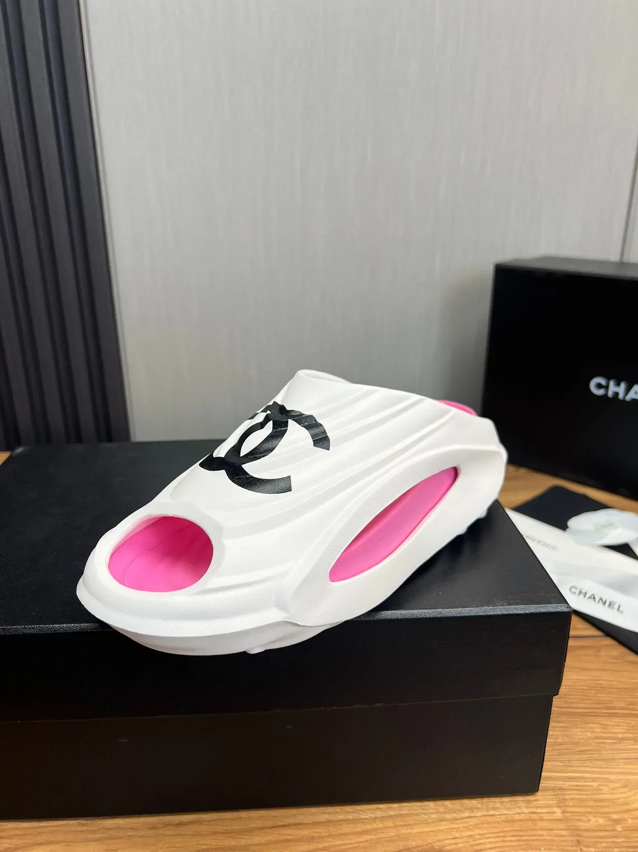 Chanel CC Slide pantoufles blanches et roses 2