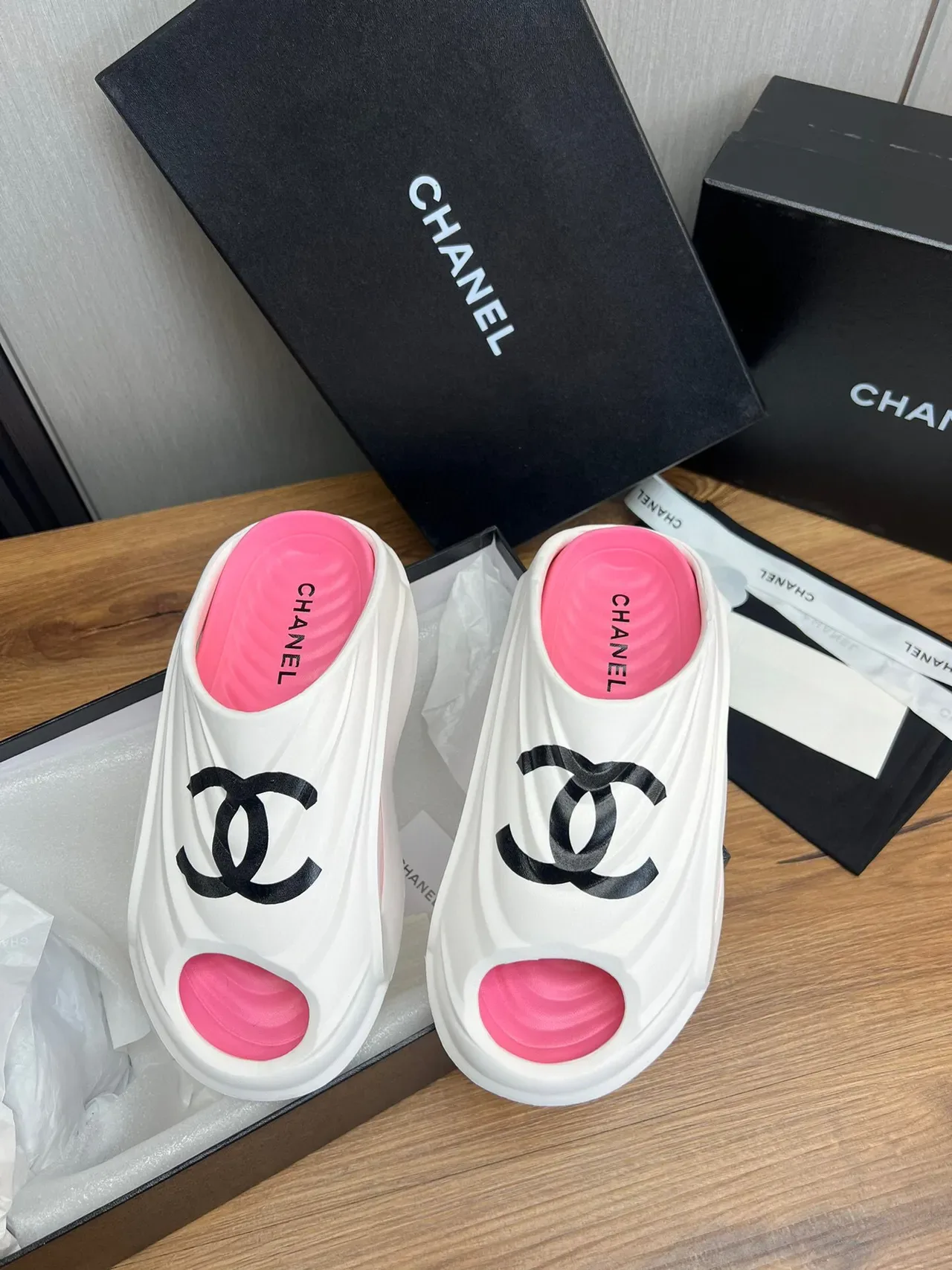 Chanel CC Slide pantoufles blanches et roses 3