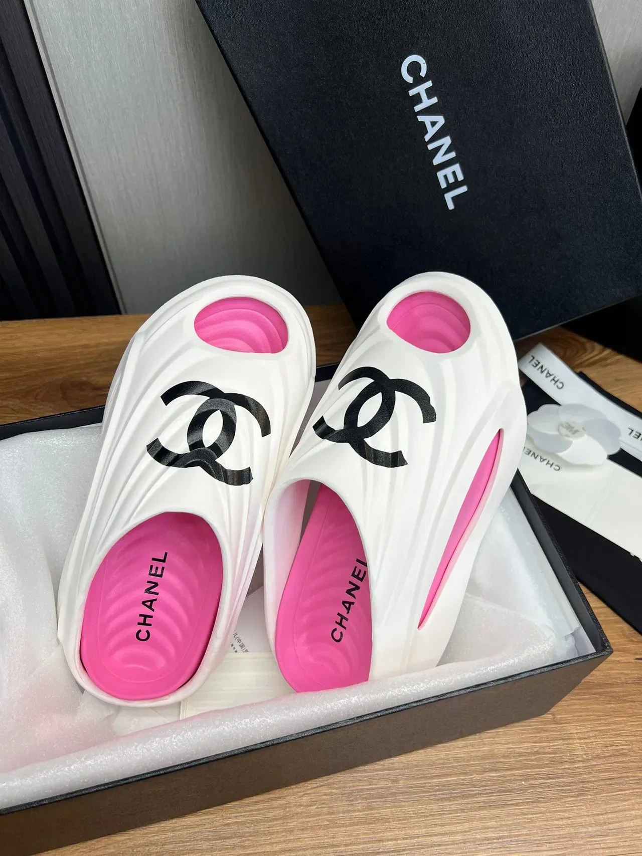 Chanel CC Slide pantoufles blanches et roses 4