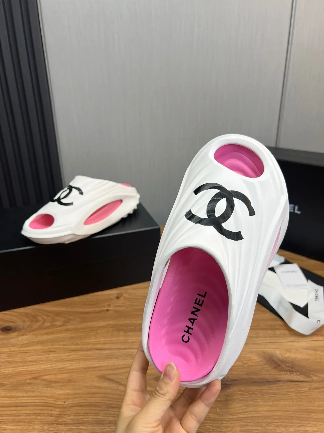 Chanel CC Slide pantoufles blanches et roses 5