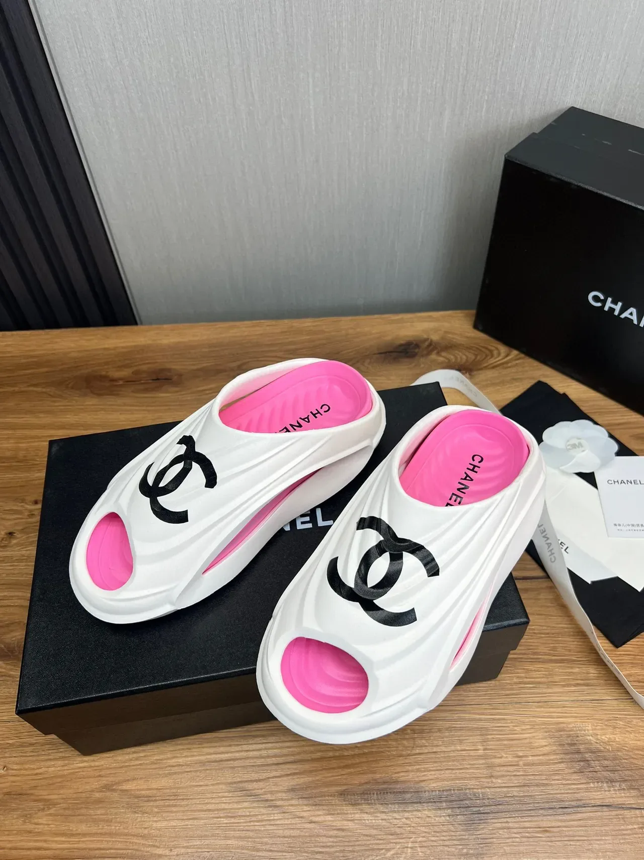 Chanel CC Slide pantoufles blanches et roses 6