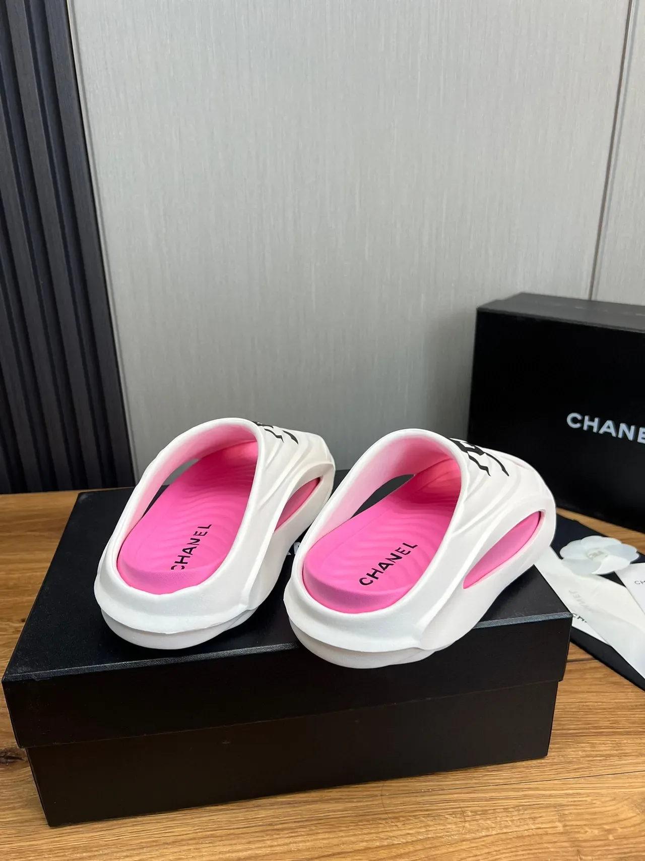 Chanel CC Slide pantoufles blanches et roses 7