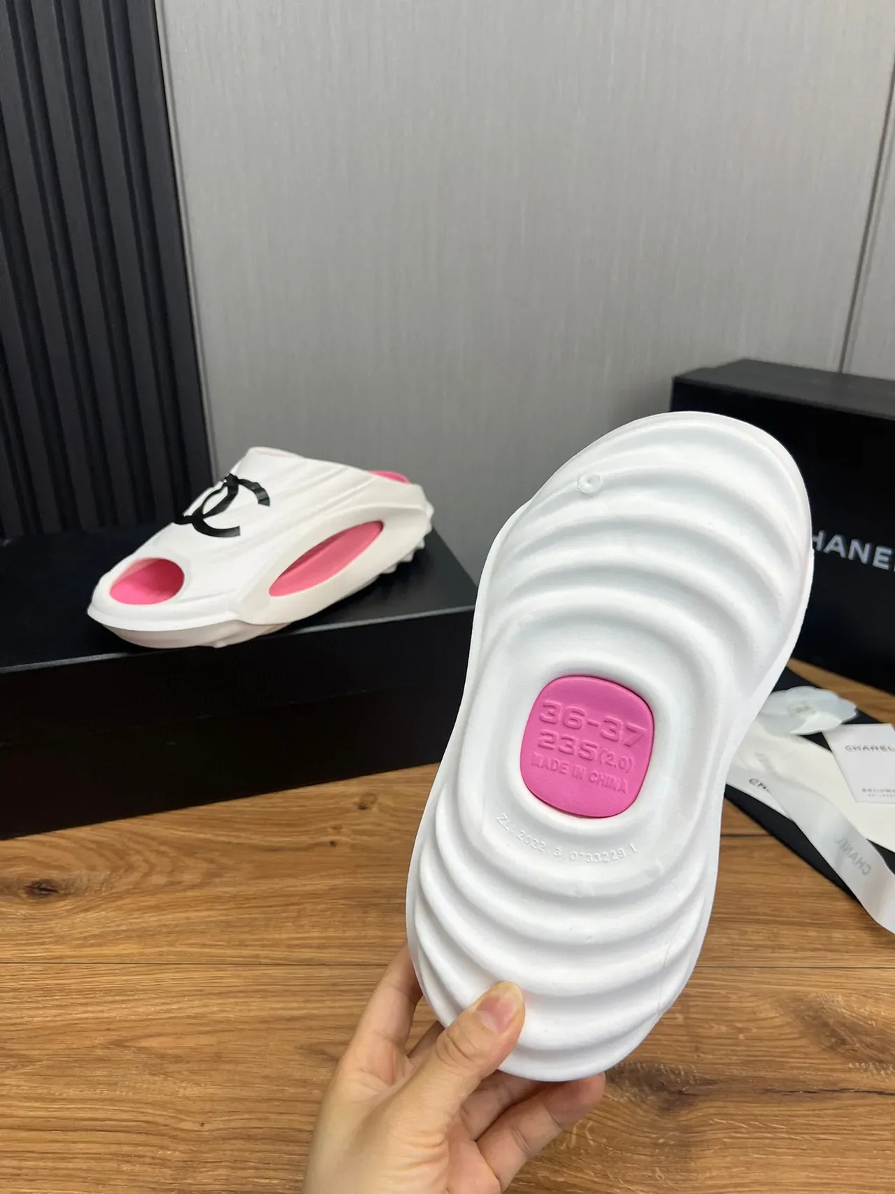 Chanel CC Slide pantoufles blanches et roses 9