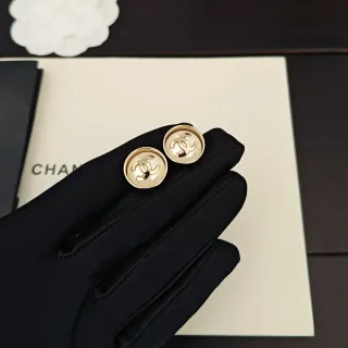 Chanel CC Stud أقراط ذهبية بيج دائرية معدنية
