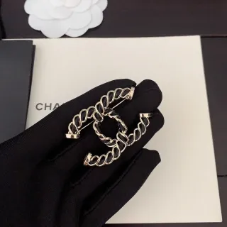 Chanel Chain-Link CC ब्रोच काली और सोने की