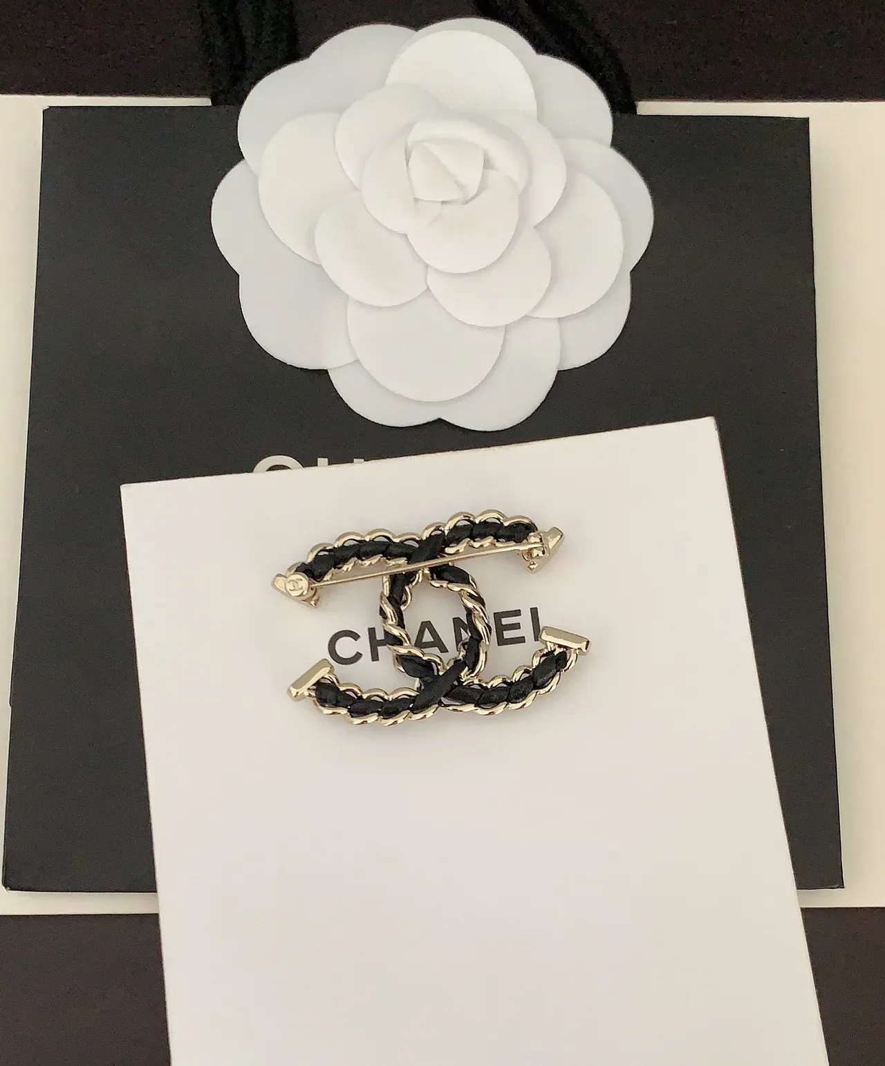 Chanel Chain-Link CC ब्रोच काली और सोने की 2