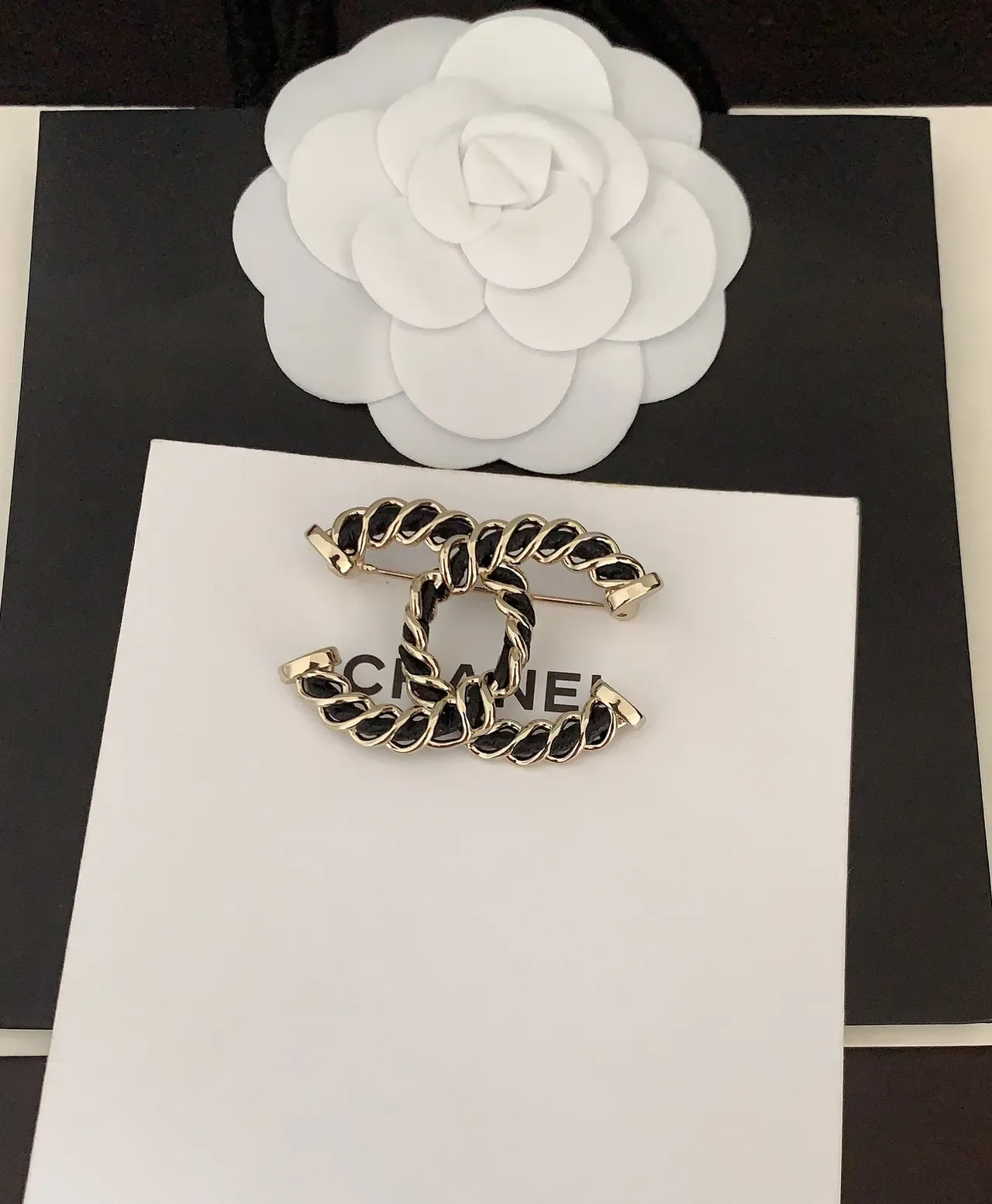 Chanel Chain-Link CC ब्रोच काली और सोने की 3