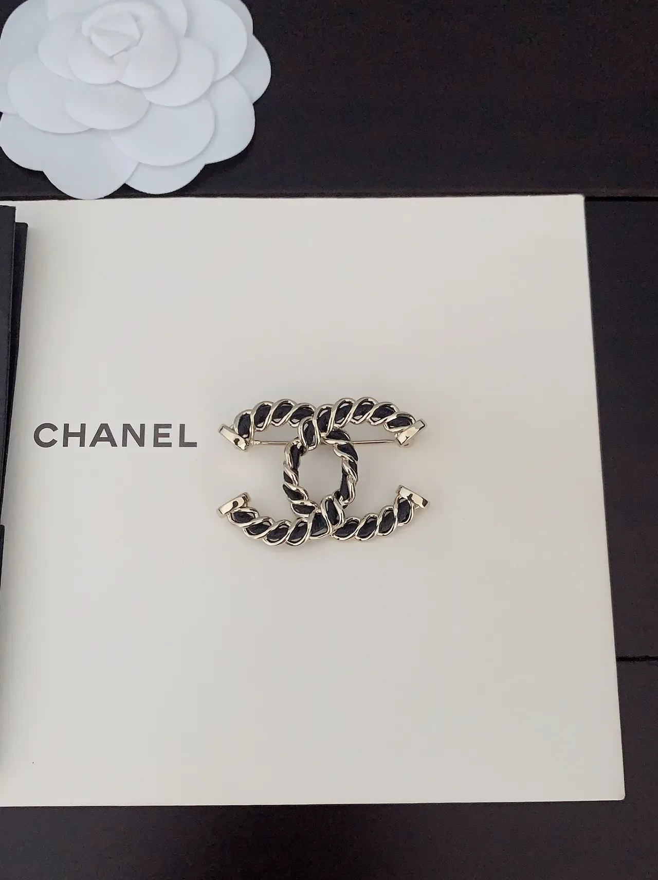 Chanel Chain-Link CC ब्रोच काली और सोने की 4