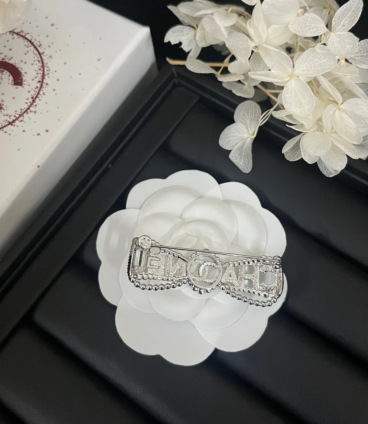 Chanel CHANEL क्रिस्टल लेटरिंग पपड़ी ब्रोच 3