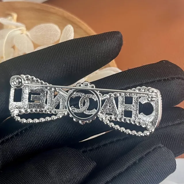 Chanel CHANEL क्रिस्टल लेटरिंग पपड़ी ब्रोच 5