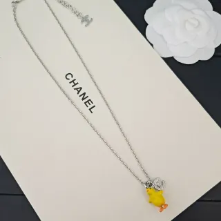 Chanel Chick Charm قلادة سلسلة كيرب أصفر وفضي مع عليقة مينا