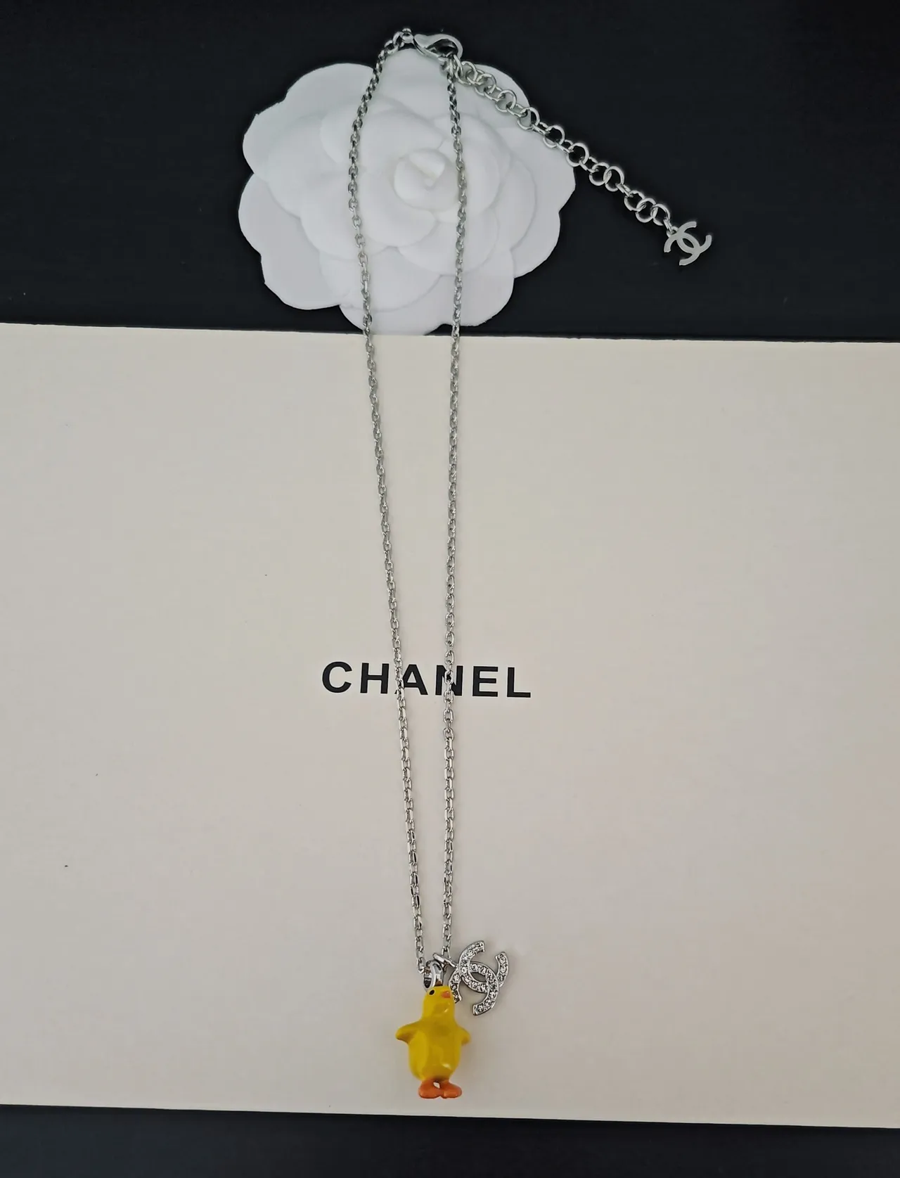 Chanel Chick Charm हलुद रुपाली कर्व चेन एनामेल पेंडेंट नेकलेस 2