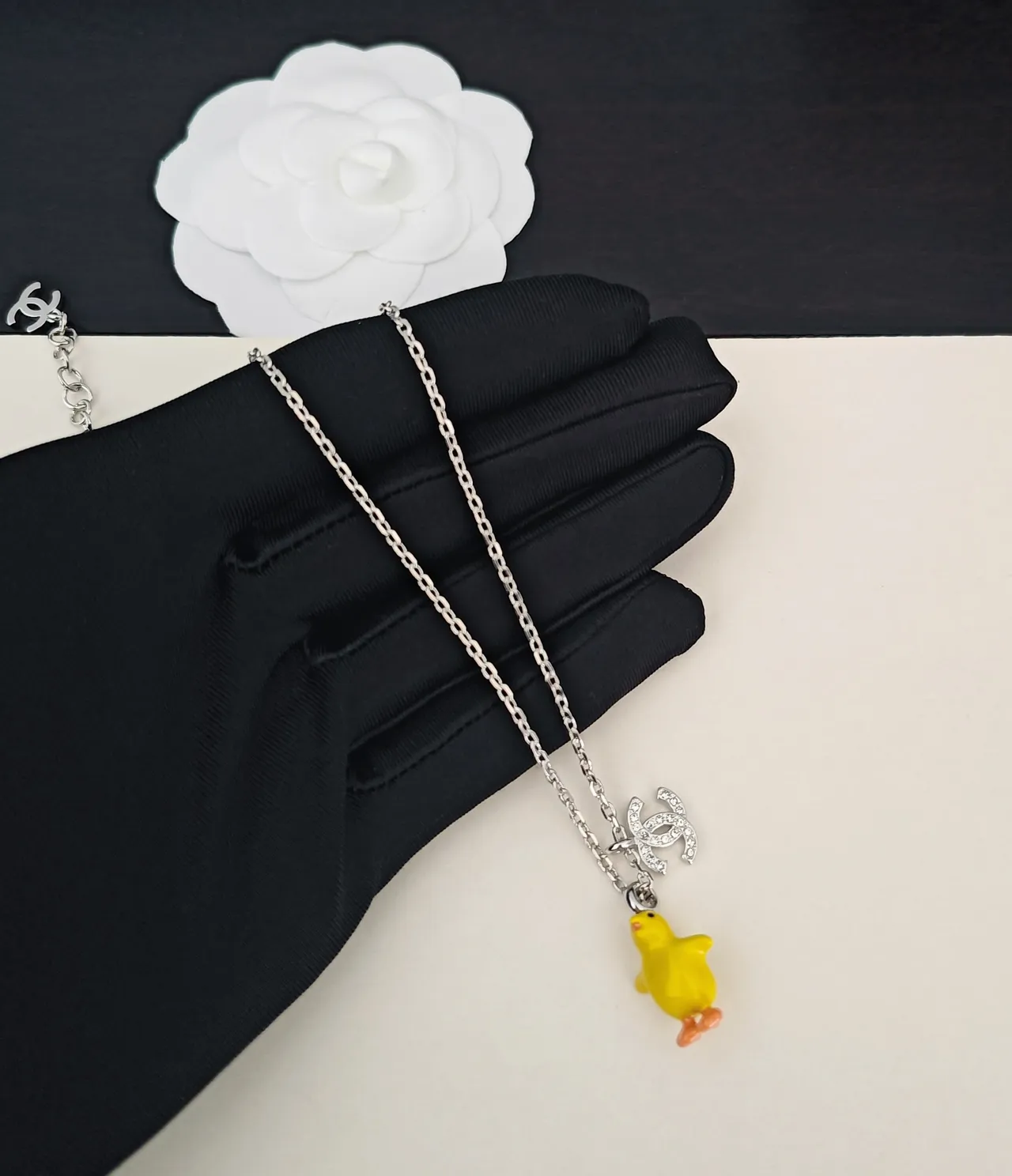 Chanel Chick Charm हलुद रुपाली कर्व चेन एनामेल पेंडेंट नेकलेस 3