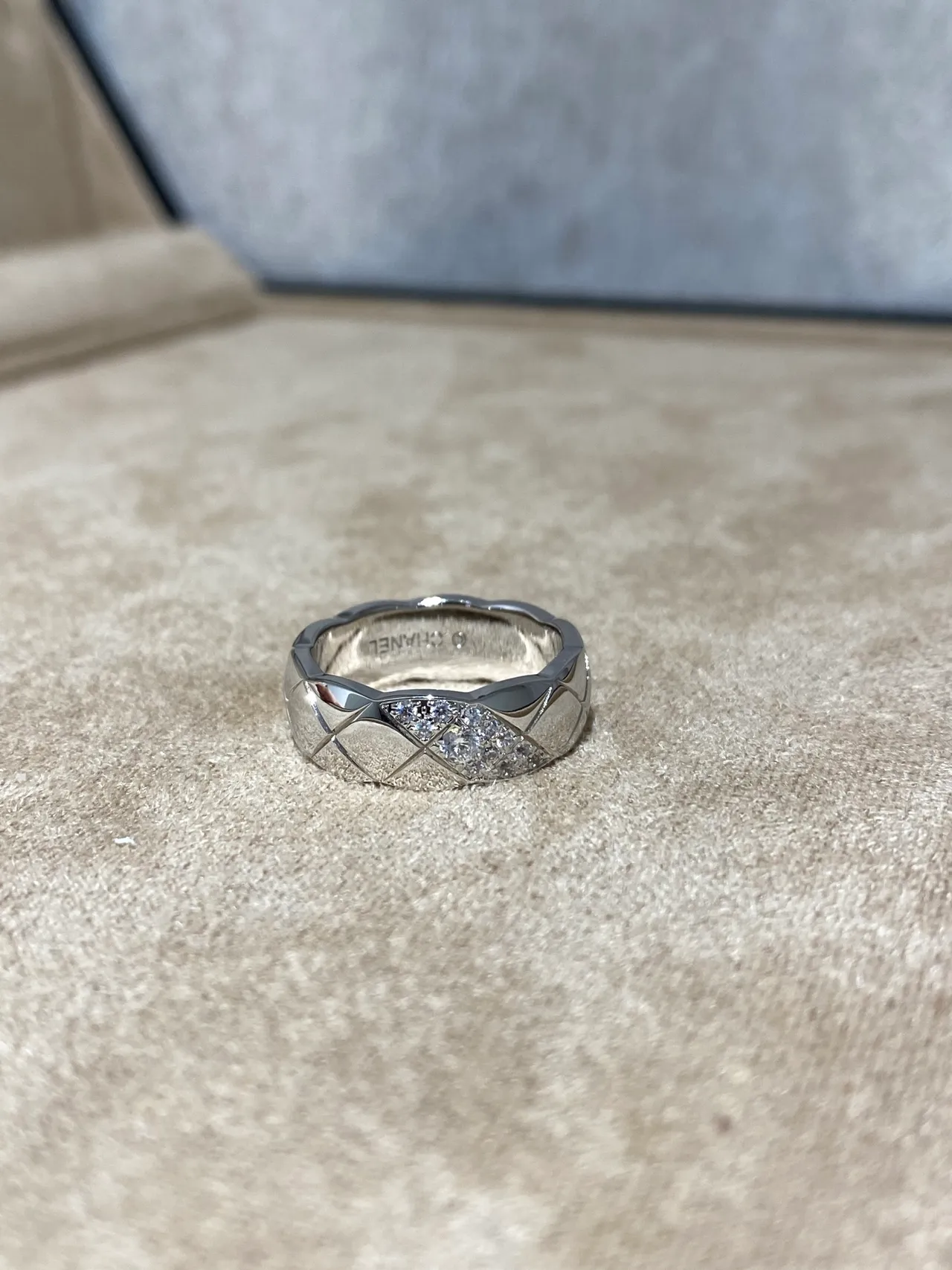 Chanel Coco Crush Banda Oro Plata Acolchada Corte Diamante Pavé-Set Detalle Cristal Anillo 2