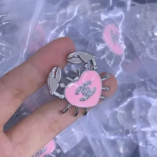 Chanel कंकड़ ब्रोच गुलाबी एनामेल क्रिस्टल लॉगो ब्रोच