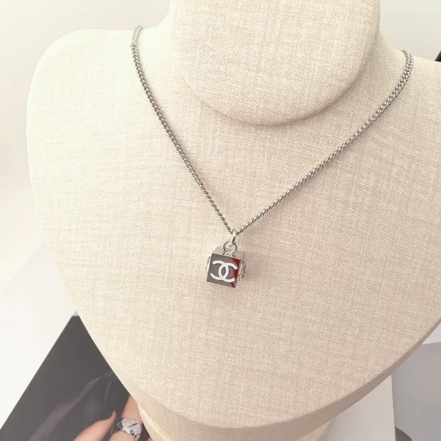 Chanel 立方体吊坠项链 金色和银色调项链 10