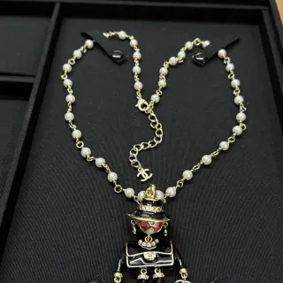 قلادة Chanel قلادة شخصية سوداء وبيضاء سلسلة لؤلؤ ومعدن قلادة مينا شكلية