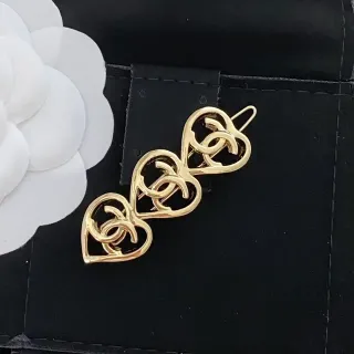 चेनल गोल्ड ब्लैक मेटल ट्रिपल हार्ट मोटिफ ब्रोच